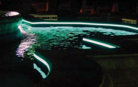 Sécurité design et lumière étanche aux contours d'une piscine