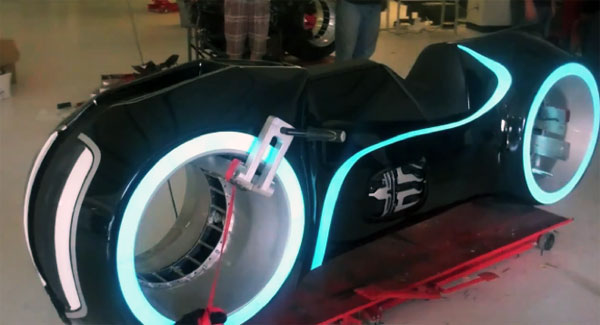 La moto de Tron durant l'installation des fournitures électroluminescentes